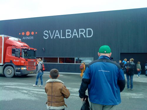 スヴァルバードの空港、食糧などは主にノルウェー本土から空輸されているそうです。