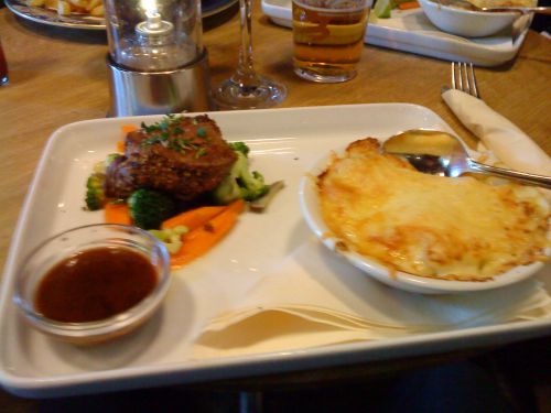 私達が泊まったホテル併設のレストランでいただいたステーキ、非常に美味でした。