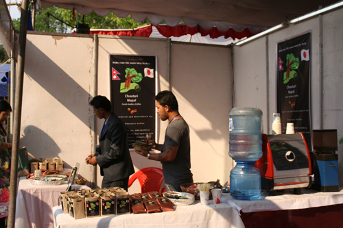 熱心にPRするスタッフたち