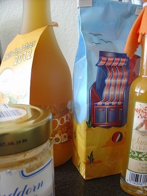 ザンドーン入りの商品いろいろ−−ハチミツ、リキュール、ザンドーン茶。
