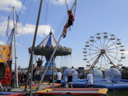 いろいろな乗り物や遊具があります。