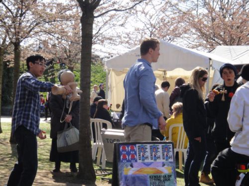 ジャンボけん玉をする人も