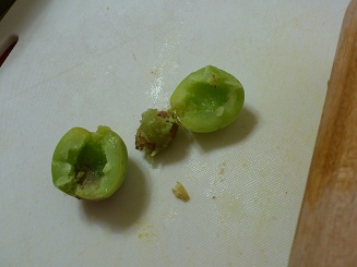 漬物用の青梅は、麺棒などで叩くとすぐに種が外れます