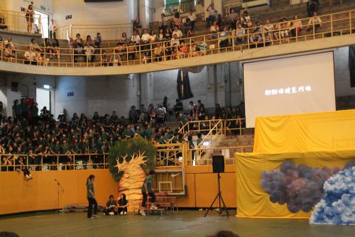 感謝のVTRをのぞき込むようにして見る2年生たち（2階席の左側）