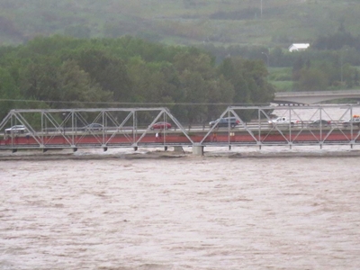 橋も流されかねない水位になっています
