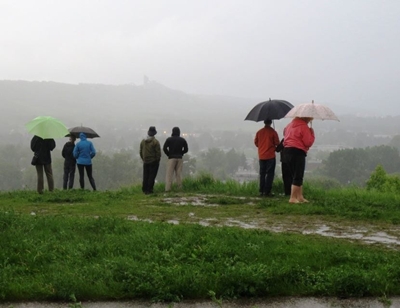 高台から街の様子を見守る市民