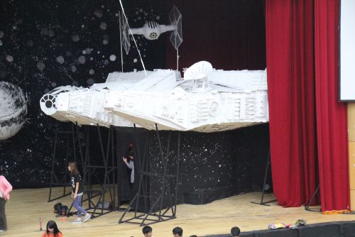 最後はステージの上のミレニアムファルコン下の入口につながります