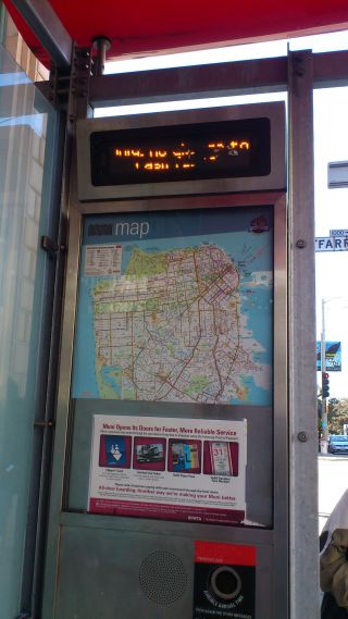 何番線があと何分でつきますよと表示してくれる電光掲示板。