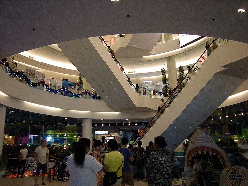 地下食料品売り場はいつでも混雑です