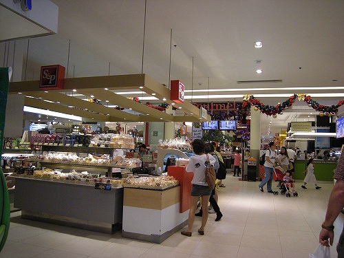 日本人好みのパン屋さんもあり　向こうがスーパーの入り口