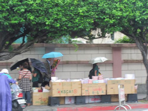 学校の正門付近では、花束を販売する露店も登場