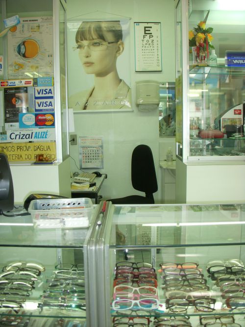 サンパウロ市内にあるメガネ屋の奥の壁に掛けられたアルファベットの視力検査表
