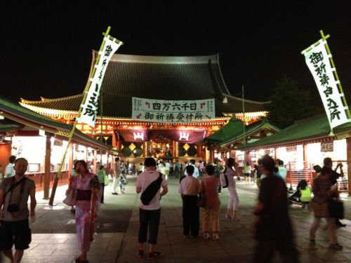 最初は浅草寺本堂にお参り