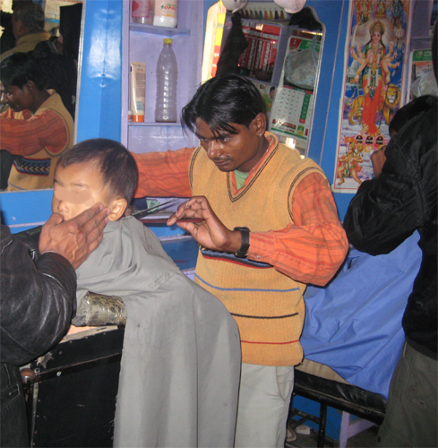 床屋さんは至ってシンプル。鏡と椅子、流し台。お湯は出ません。。。