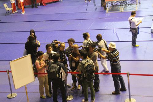 日本メディアの取材に応じる梅津トレーナー