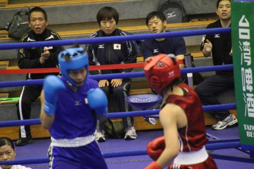 山崎に話しかける梅津トレーナー（山崎の右の男性）
