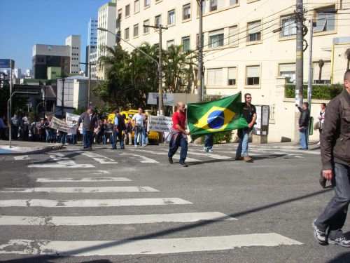 7月4日にサンパウロ市内を行進していたデモ隊