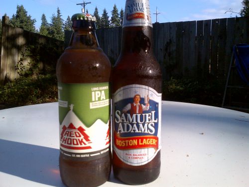 我が家の冷蔵庫にはシアトル近郊ウディンビル産のRed Hookとボストン産のSamuel Adamsがありました。英語では地ビールのことをcraft beerと言います 