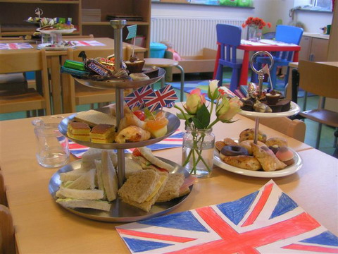 ハイ・ティーを楽しみながら英語を学ばせる小学校も。