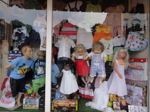 子供服屋のショーウインドーがホラー的