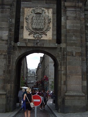 この砦の門をくぐれば、とたんに町並みが中世風に……。