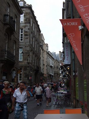 通りには、お土産屋さんや焼き菓子屋さん、レストラン、カフェ、ブティックなどたくさん!