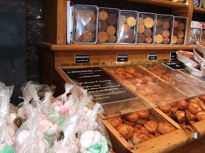 焼き菓子の店の一つ。カラフルなマカロンたちやビスケット、クイニーアマンなどが売られていました。