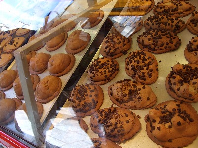 中にリンゴがたっぷり入ったケリポムたち。一個1,50ユーロ（約200円）でした。