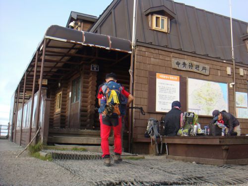 韓国で山に持って行く食べ物と言えば、キュウリ（水分）とチョコ・チョコバー（カロリー）