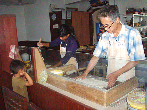 オーナーさんが生地を伸ばし、ネパール人女性が切る。