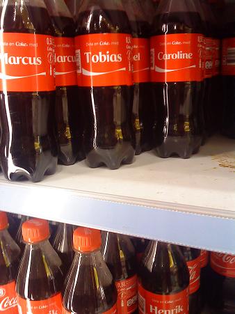 トビアス（男）カロリーン（女）ヘンリック（男）など、店頭に並ぶ色々な名前入りコーラ