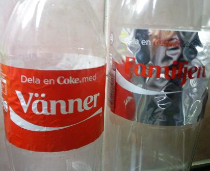 大きいペットボトルには、みんなで飲むことを前提に「友達」「家族」といったラベル