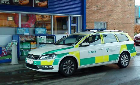 スウェーデンの血液輸送車「BLODBIL」（血液の車）と書かれ、地域の医療機関を表すロゴも入っています。