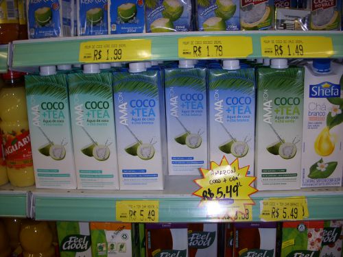 ココのジュースに緑茶（右から二個目）や白茶（真ん中の三個）、ミントティー（左から二個目）が加えられた飲料