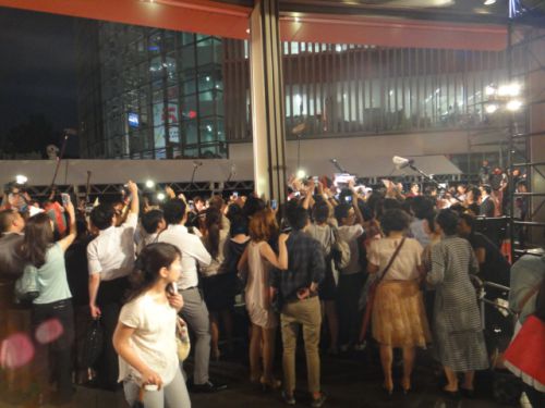 たくさんの人が写真を撮ったりサインをねだっています