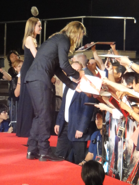 かいがいしくサインや握手をする2人