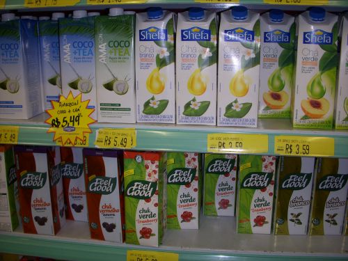 スーパーの飲料売り場で販売されているフルーツ果汁入り緑茶ドリンクや白茶ドリンク、緑茶入りココジュースなど
