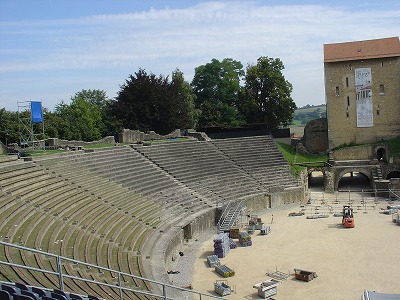 昔の遺跡を今日も有効利用？！アヴァンシュのローマ遺跡の一つ、円形闘技場でコンサートの準備中。