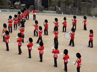 いかにもイギリス!なコスチュームで演奏中。