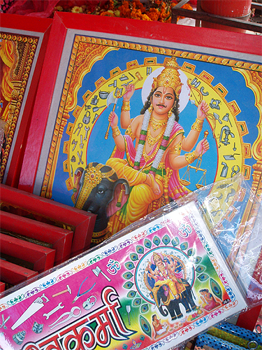 この神様は髭を生やし、手に色んな工具を持っています。