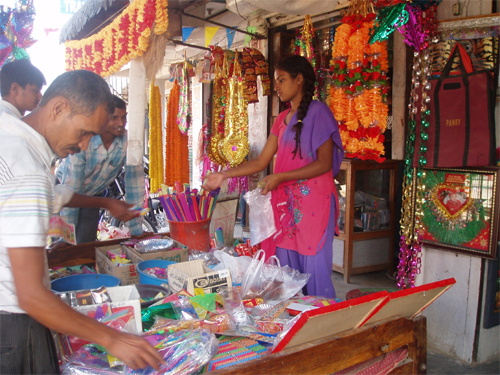 派手な極彩色で車をデコレーション。