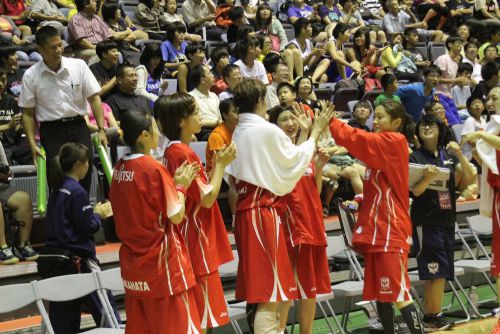 ベンチも明るく、元気よくコートの選手たちを支えます