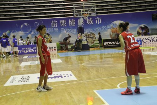 チーム最年長の立川真紗美（左）に動作やポジション取りの注意を受ける