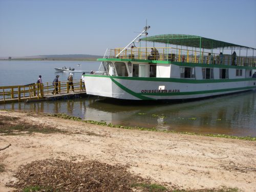 サンタ・マリア・ダ・セーラの川の遊覧船に乗り込む人々