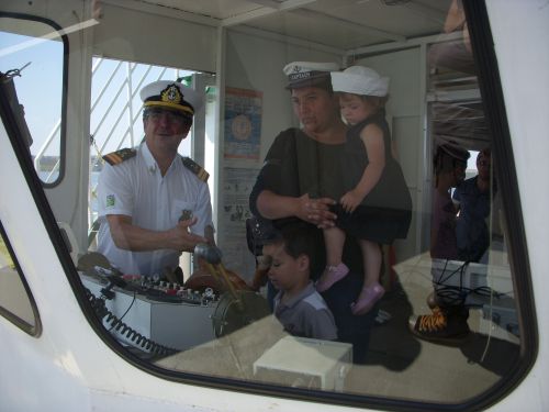 サンパウロ州のサンタ・マリア・ダ・セーラを流れる川の遊覧船の運転席を見学する親子。船は海軍の乗組員が責任を持って運航している
