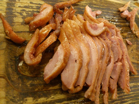 一人前約2000円と、なかなかの値段がする燻製鴨肉