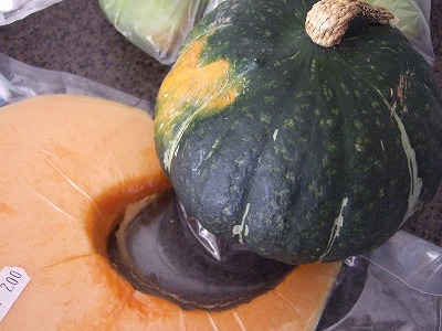 買って帰ったグリーンの和カボチャと、オレンジの洋風（？）カボチャ。
