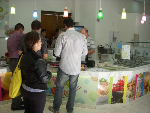 サンパウロ市内にあるラーメン店『YOO　NOO』の注文カウンター