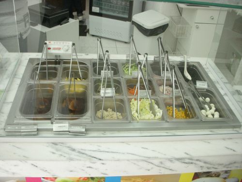 ラーメンの上に乗せる具が並ぶトッピングカウンター