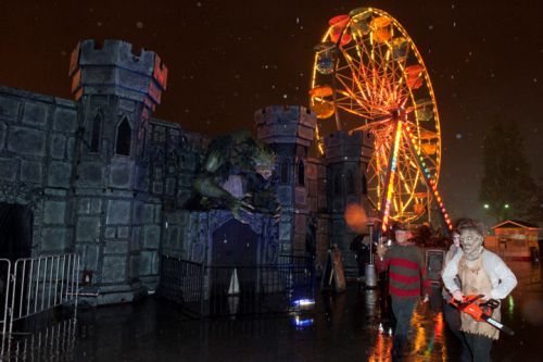 夜の遊園地をゾンビが闊歩する。写真提供:Fright Nights